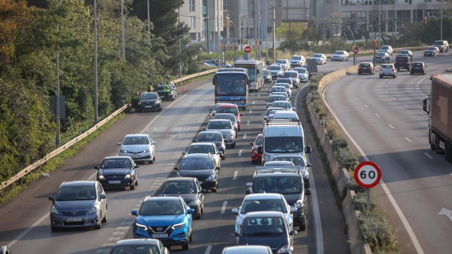 Cuatro accidentes leves provocan el colapso de las principales vías de la isla