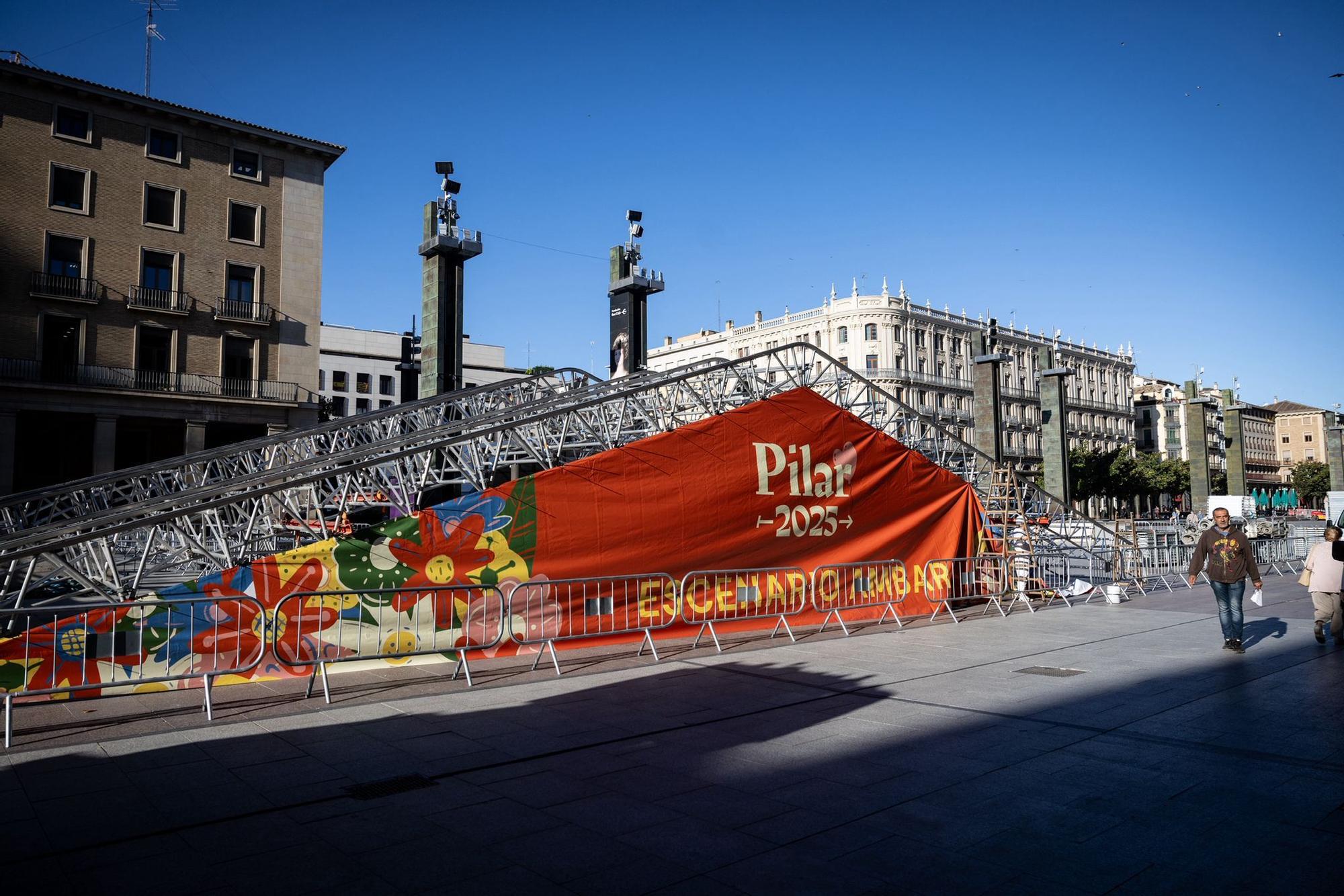 Comienza el montaje del gran escenario de las fiestas en la plaza del Pilar de Zaragoza