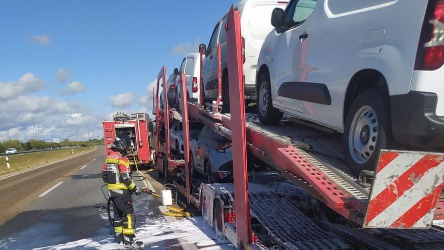 Arde un camión cargado de vehículos en la A-52, en Mombuey