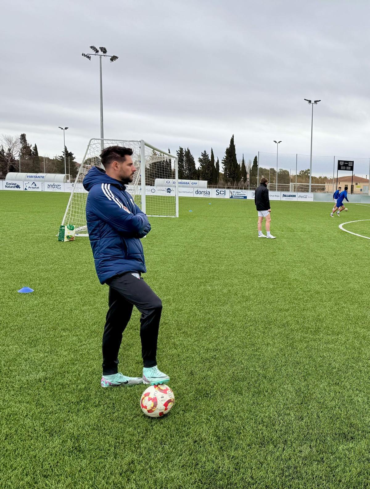 Luso Delgado, ahora delegado de equipo en el Ejea, sigue una sesión de entrenamiento del cuadro maño.