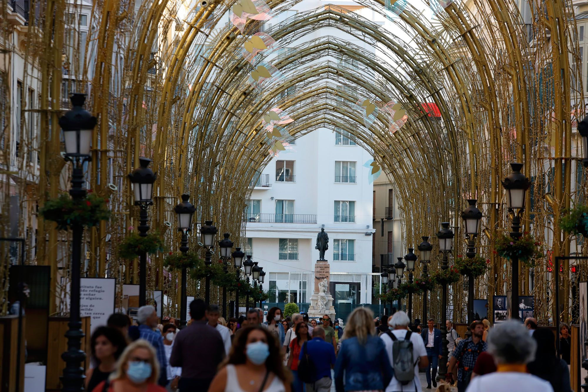 La estructura de las luces de Navidad, ya colocada en la calle Larios.