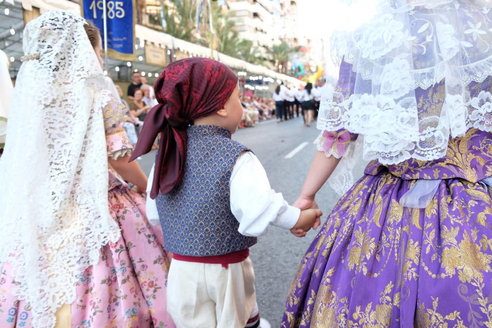 Los festeros aprovechan la Ofrenda para protestar contra la violencia de género con flores y lazos morados