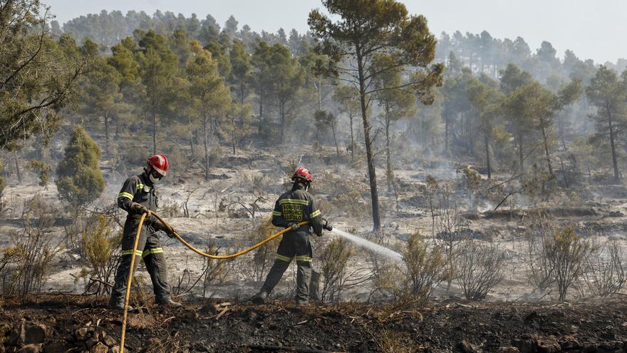 La climatología da un respiro para la extinción del incendio del interior de Castellón