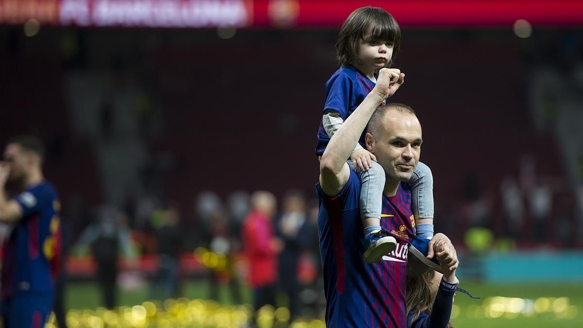 Iniesta a la cabeza del equipo azulgrana dando la vuelta de honor tras la consecución de la Copa del Rey al imponerse en  la final de la copa al Sevilla.