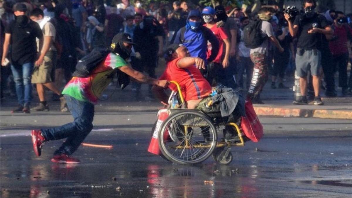 chile-protestas-silla-ruedas