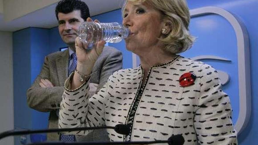 Aguirre bebe agua durante la rueda de prensa.  // Efe