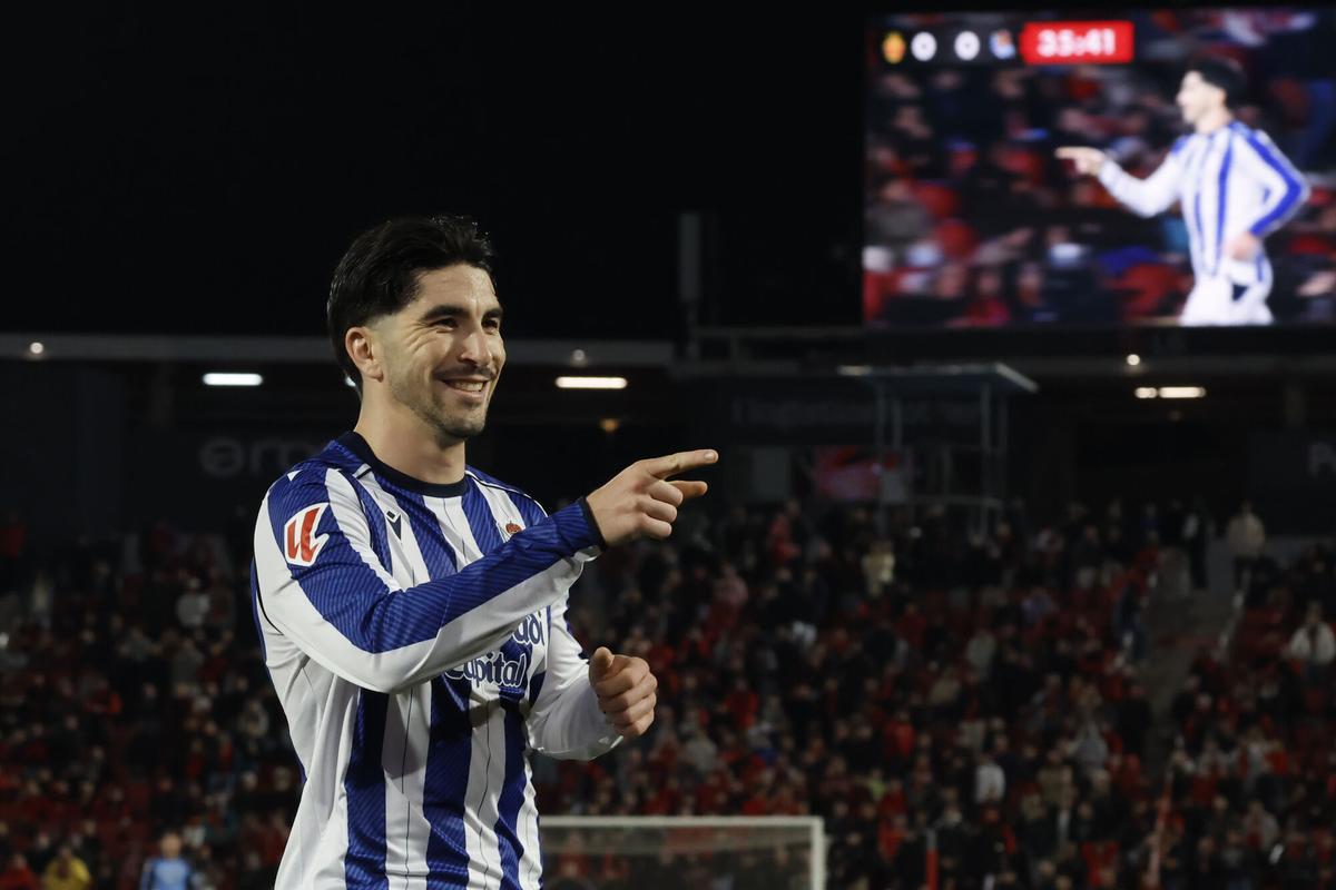 PALMA, 28/02/2026.- El delantero de la Real Sociedad Carlos Soler celebra su gol, el primero del equipo donostiarra, durante el partido de la jornada 26 de LaLiga entre el RCD Mallorca y la Real Sociedad, este sábado en el estadio de Son Moix, en Palma.- EFE/ Cati Cladera