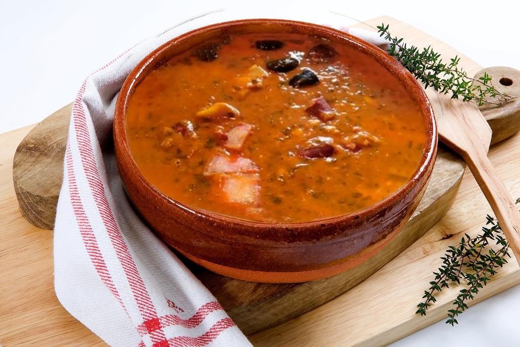 Cocido montañés: hacer la berza en dos cocciones, utilizar alubias del año, compango, caldo elaborado con el compango y a fuego lento, morcilla asturiana… Estos son solo algunos de los secretos de este delicioso cocido montañés.