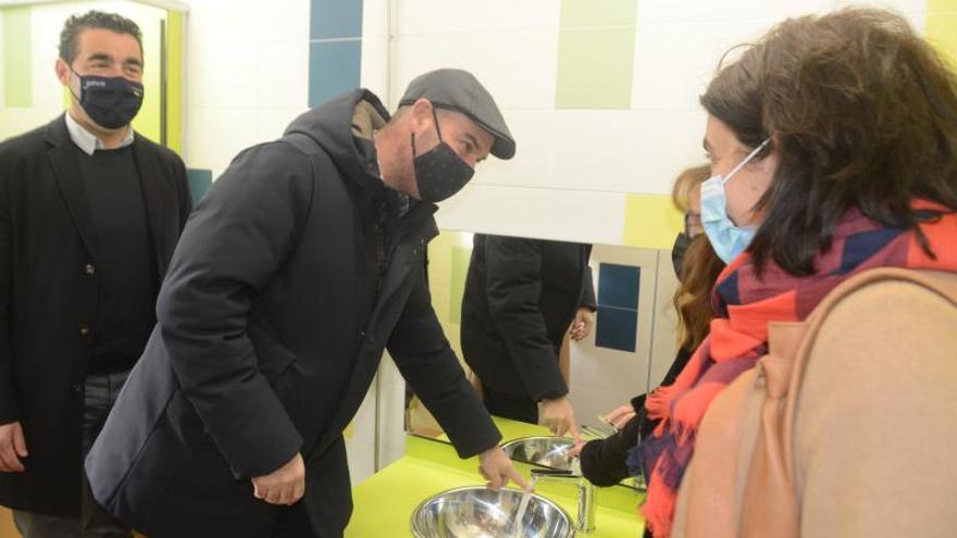 El delegado de la Xunta, Luis López; el alcalde Bueu, Félix Juncal; y la portavoz del PP, Elena Estévez, ayer en la visita en A Pedra. 