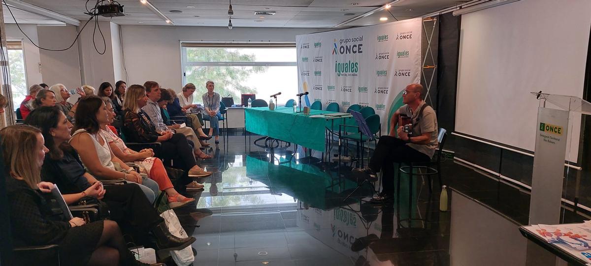 Foto del III Encuentro de las Personas Cuidadoras, en el momento que el cantautor Pere J. Costa cantó varias canciones durante la clausura del evento