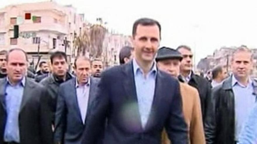 Asad visita el devastado barrio de Baba Amro, en Homs