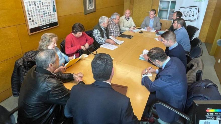 La reunión de Marcelino Marcos con representantes de los cinco sindicatos agroganaderos de la región.