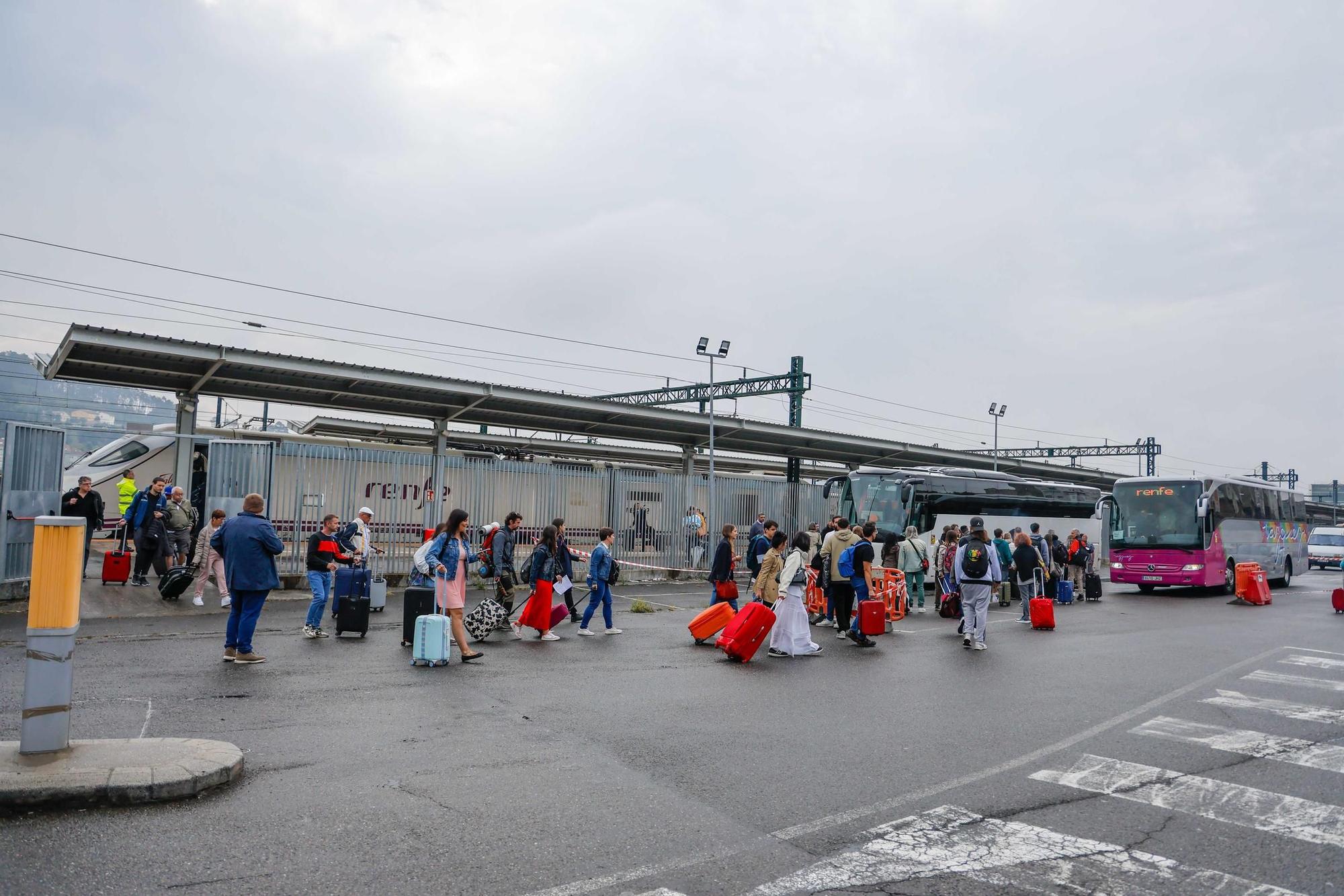 Renfe lo consigue: trasbordo ordenado del tren al bus y sin protestas en Santiago