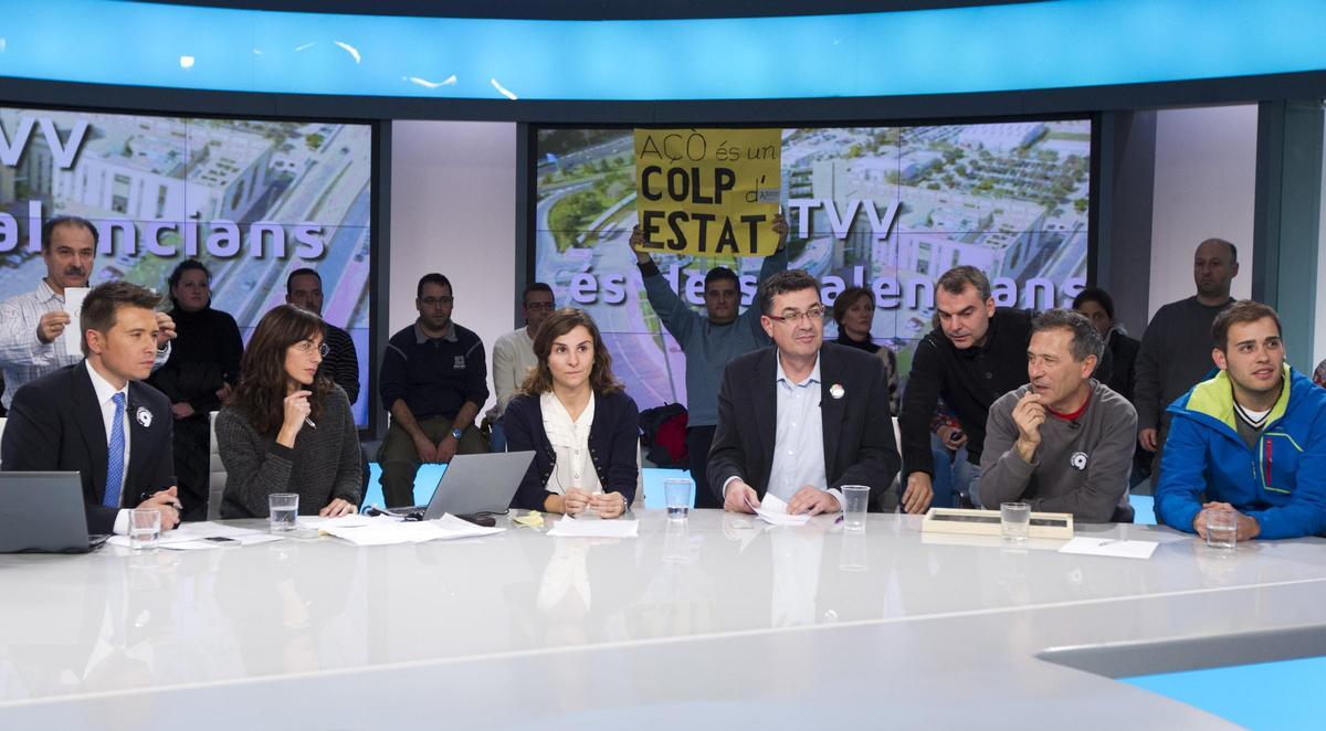 Beatriz Garrote, en el centro de la imagen, en el plató de Canal 9, el último día de emisión, el 29 de noviembre de 2013.
