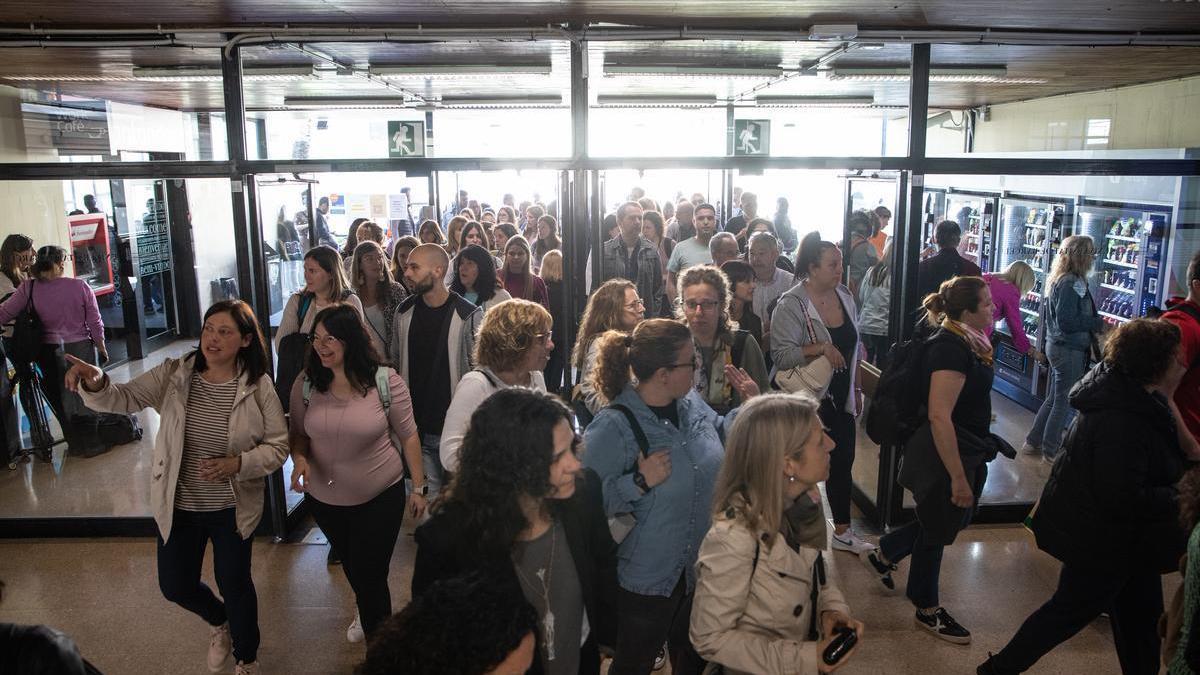 Mujeres opositoras antes de iniciar el examen en la Facultad de Económicas de la UB, el 29 de abril.