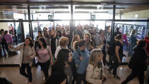 Mujeres opositoras antes de iniciar el examen en la Facultad de Económicas de la UB, el 29 de abril.