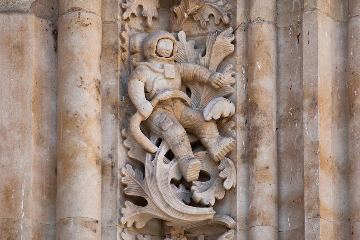 El curioso astronauta de la Puerta de Ramos