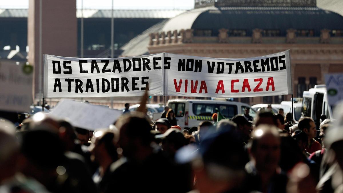 Un cartel a favor de la caza en una manifestación de 2019.