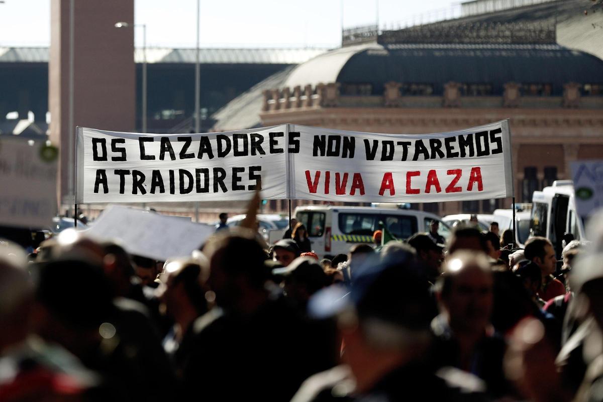 Un cartel a favor de la caza en una manifestación de 2019.