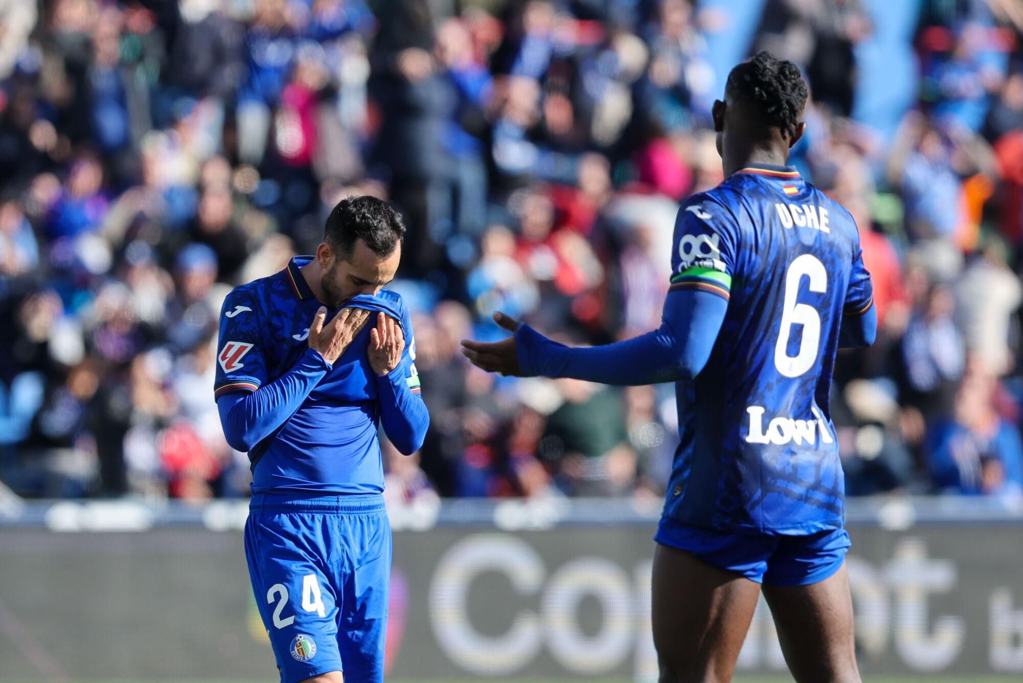 GETAFE (MADRID), 01/02/2025.- Juanmi (i) y Uche, del Getafe, durante el partido de LaLiga que enfrenta al Getafe contra el Sevilla este sábado en el Coliseum en Getafe. EFE/ Kiko Huesca