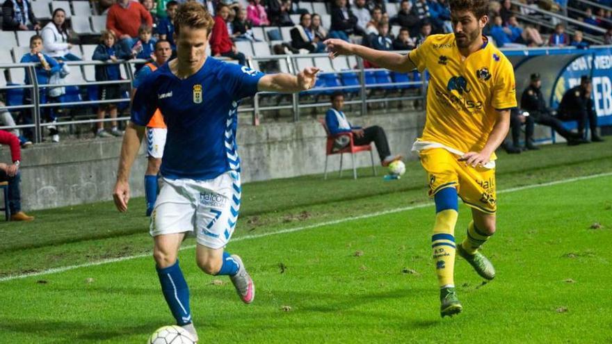 Susaeta se va de un defensor del Alcorcón en el Tartiere.