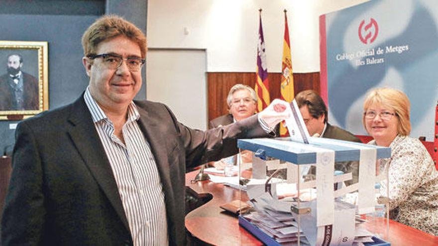 Antoni Bennàssar depositando su voto en los comicios de ayer.