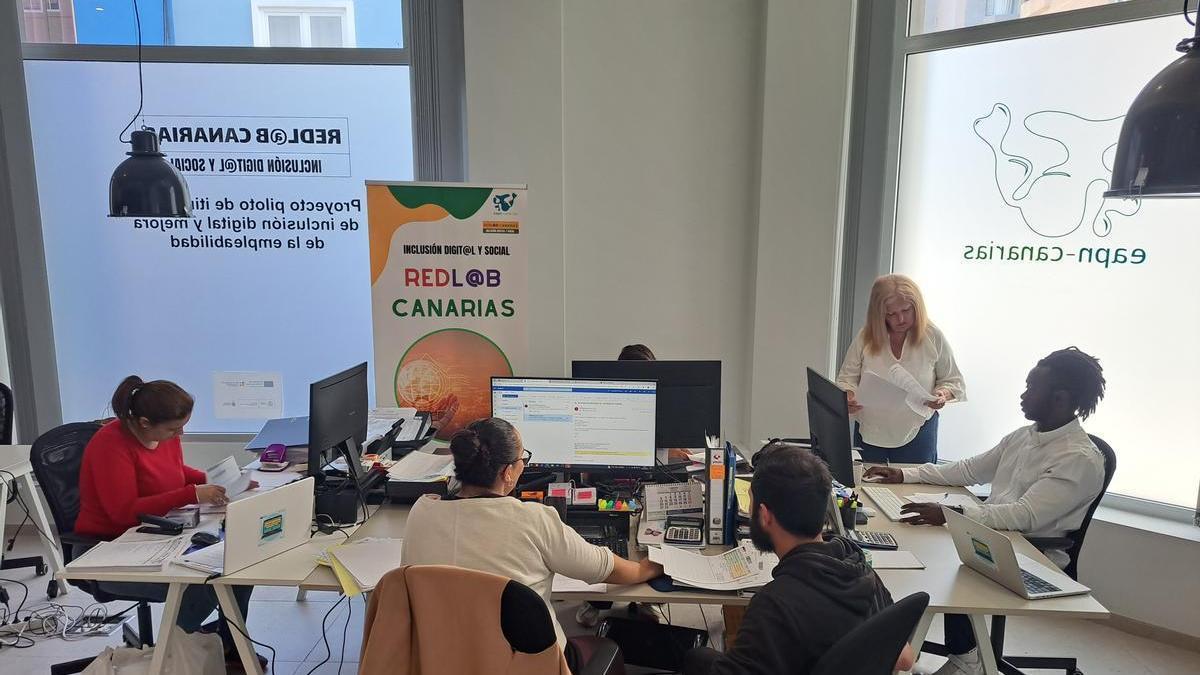 Parte del equipo del proyecto RedLab Canarias en su sede de la capital grancanaria.