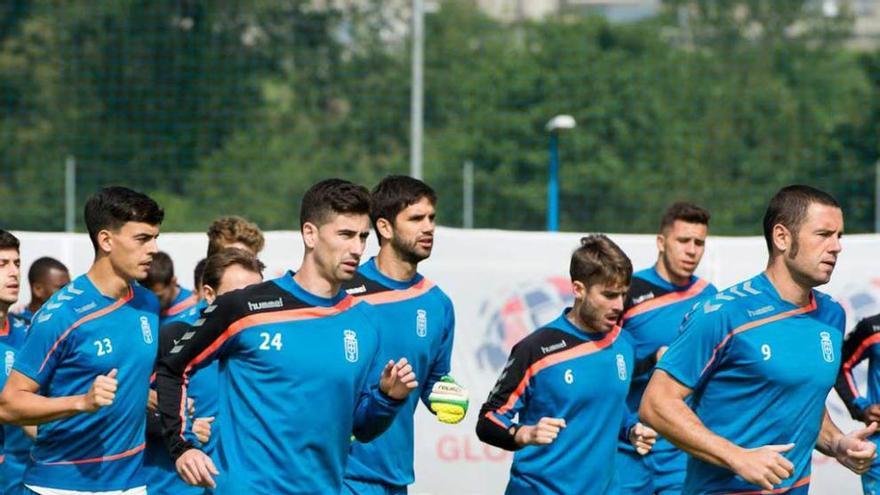 Los futbolistas del Oviedo se ejercitan en El Requexón.