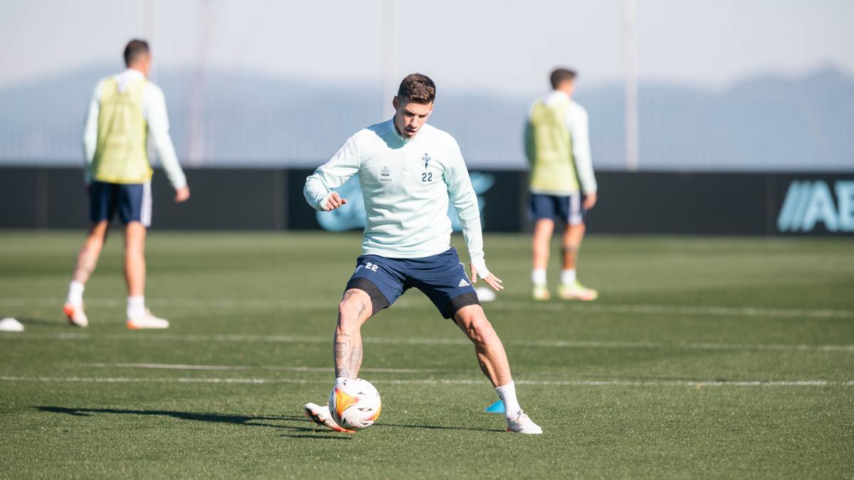 Santi Mina, en un entrenamiento en Mos.