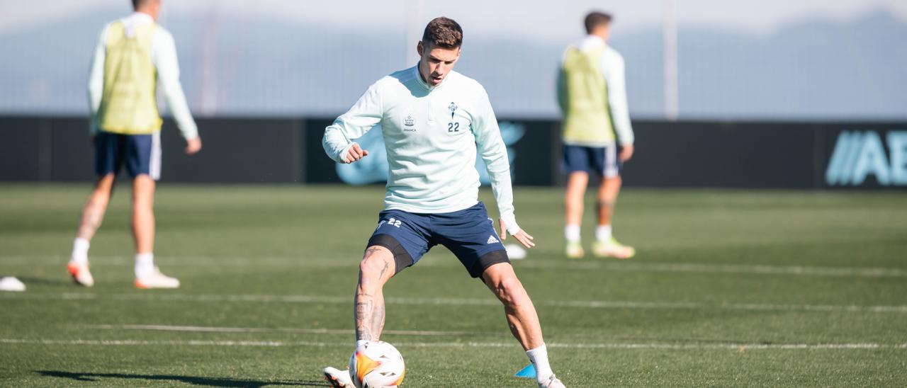 Santi Mina, en un entrenamiento en Mos.