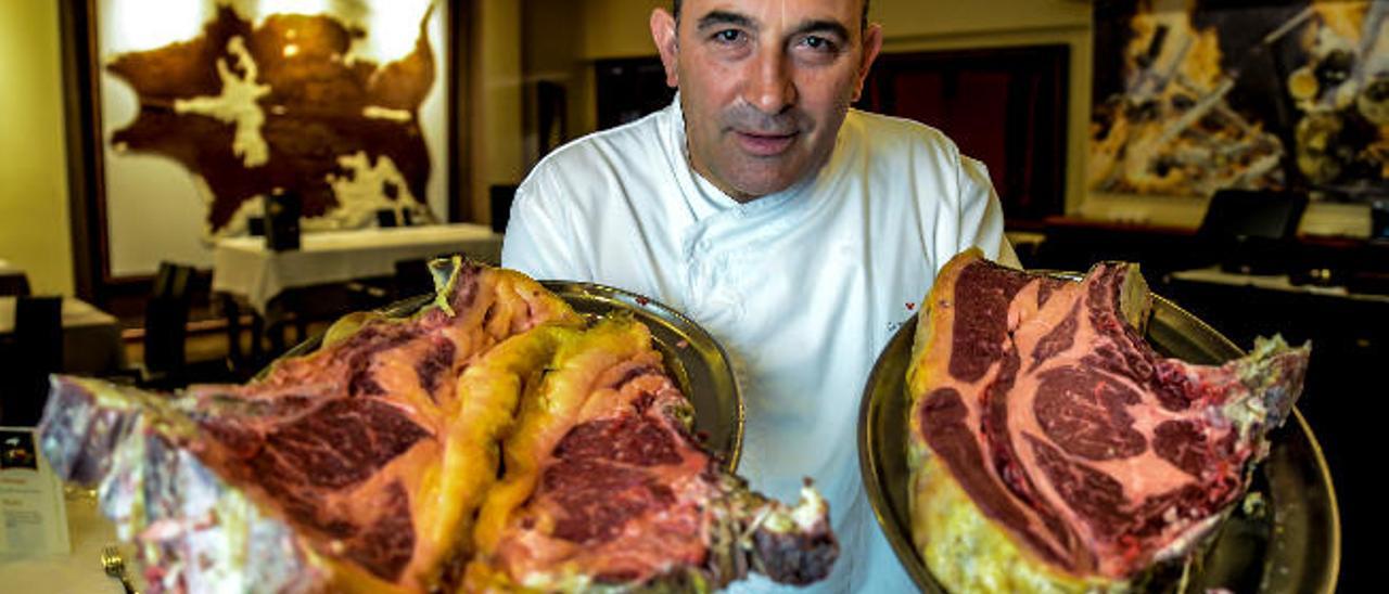 José Gordón en el restaurante El Churrasco en la capital grancanaria, con algunas de sus piezas.