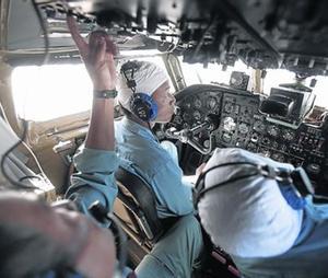 Pilots vietnamites en una missió de rescat de l’avió desaparegut, a prop de l’illa de Con Dao, ahir.