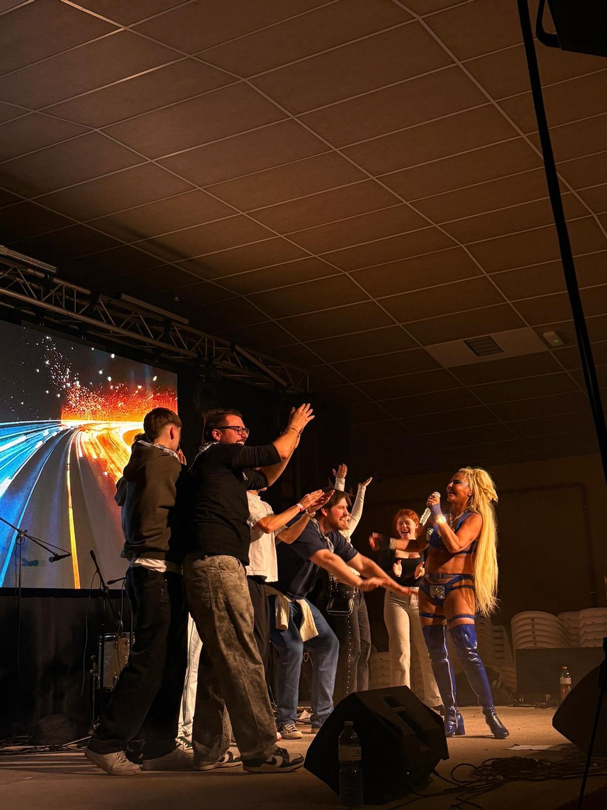 Como es costumbre en sus conciertos, llamó a diferentes personas del público para que subieran al escenario.