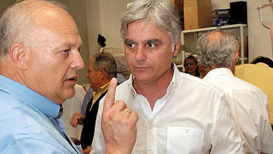 El ex fiscal general del Estado Eligio Hernández con el líder del PSC-PSOE grancanaio, José Miguel Pérez   A. CRUZ