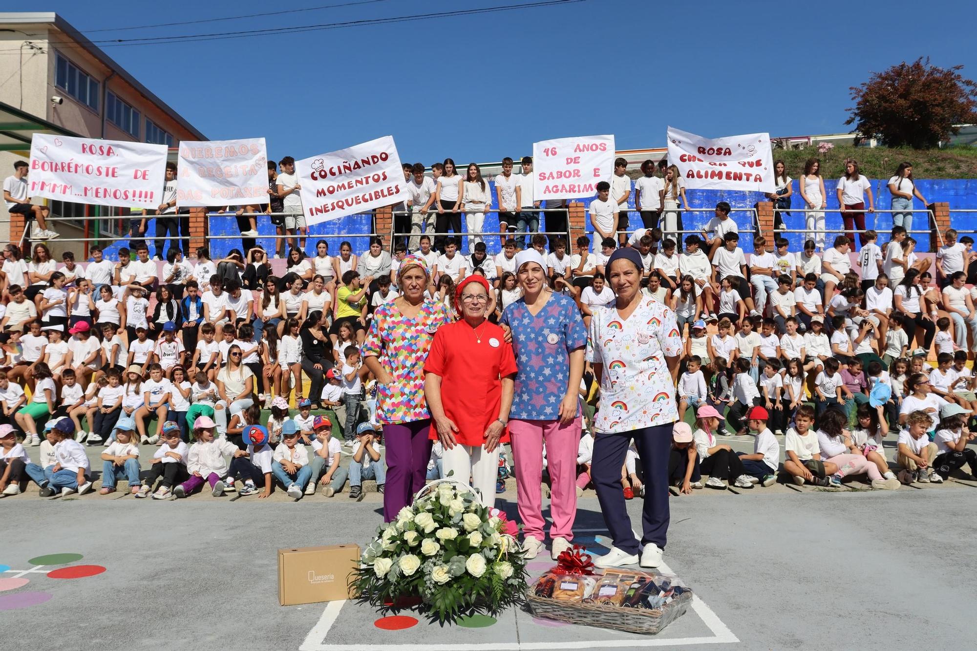 El homenaje a Rosa Isorna Portugués, que se jubila a los 72 años después de 46 ejerciendo como cocinera y «segunda madre» en el CPI Progreso de Catoira.