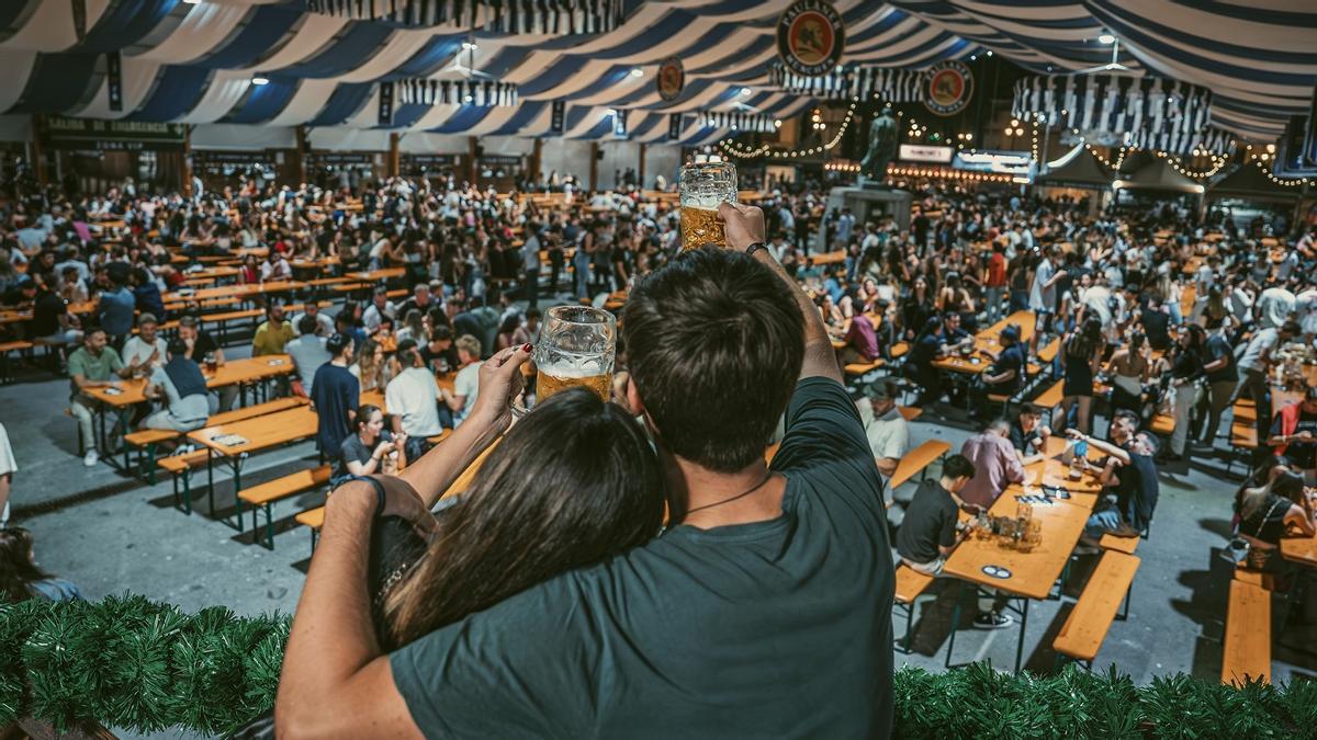 Ambiente de la Oktoberfest de Barcelona.