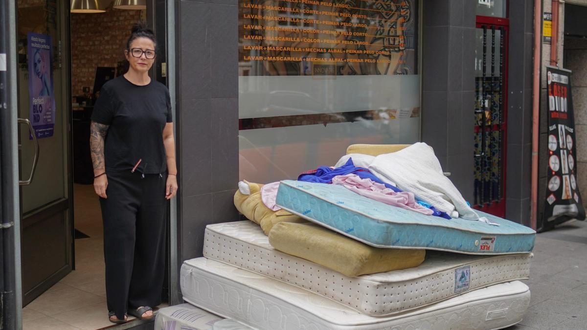 Lorena Montero, responsable de la peluquería, con los colchones delante de su negocio