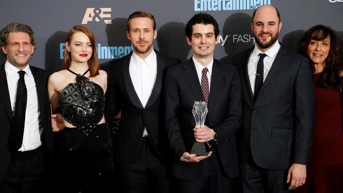 El equipo de 'La la land'. De izquierda a derecha, Gary Gilbert, Emma Stone, Ryan Gosling, Damien Chazelle, Jordan Horowitz y Mary Zophres.