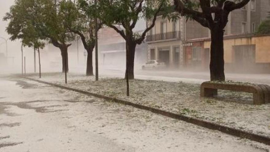 Temporal al Bages: la calamarsada emblanquina Sallent i Artés i provoca inundacions a Manresa