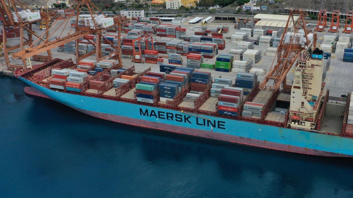 Uno de los buques de Grimaldi Lines en el Puerto de Santa Cruz de Tenerife