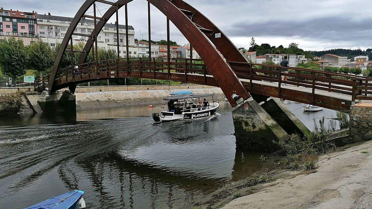 Una decena de lanchas en la jira de Os Caneiros