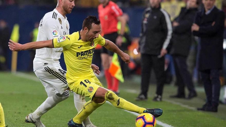 Cazorla protege el balón ante Sergio Ramos en el Villarreal-Madrid del jueves.