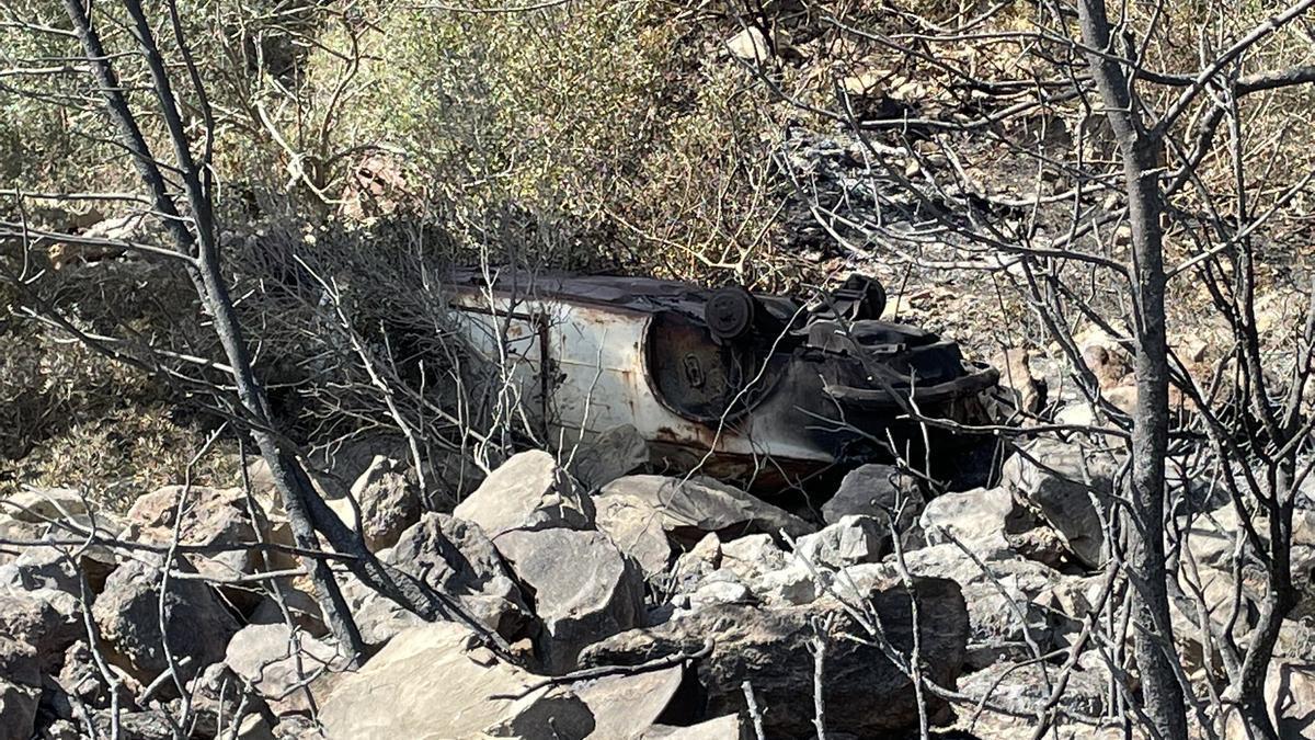 Otro de los vehículos que se dejó caer por el barranco