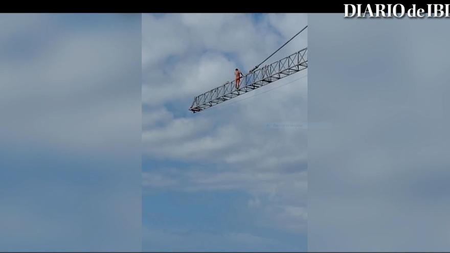 Vídeo: Tensión por un hombre en bañador subido a una grúa de grandes dimensiones en Ibiza