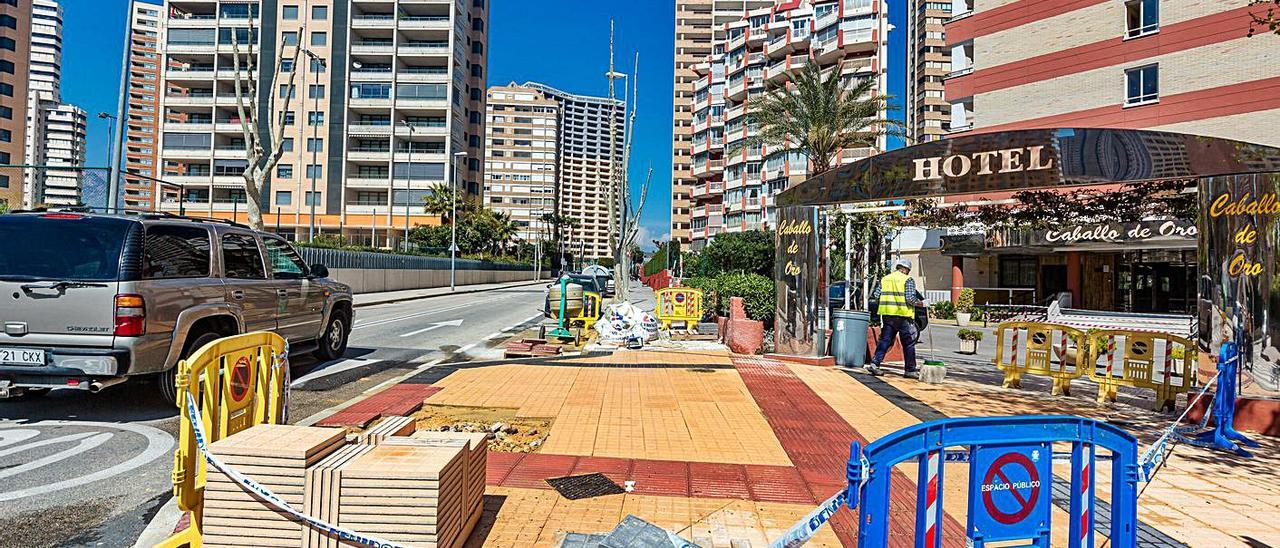 Operarios trabajan, ayer, en una de las actuaciones frente a un hotel de Benidorm.