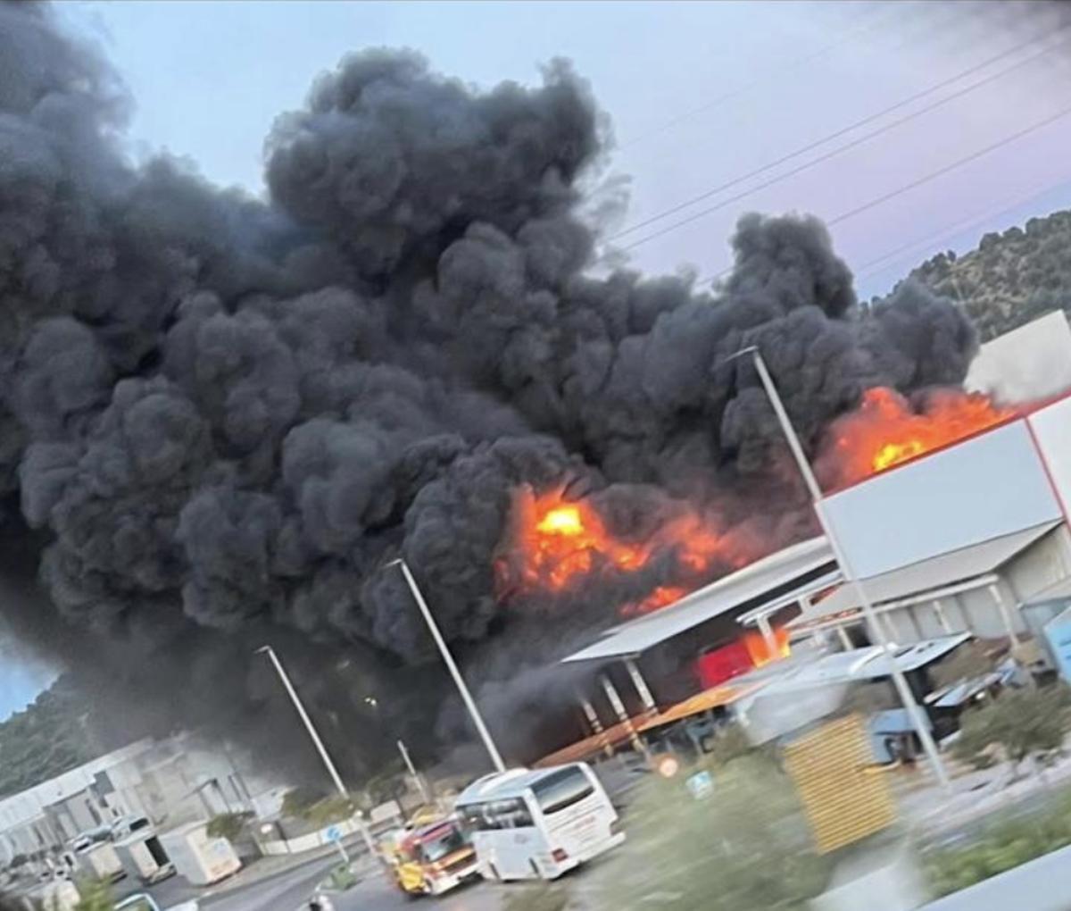 La voracidad de las llamas pueden apreciarse a cierta distancia del incendio en la nave de AVSA de la Vall.