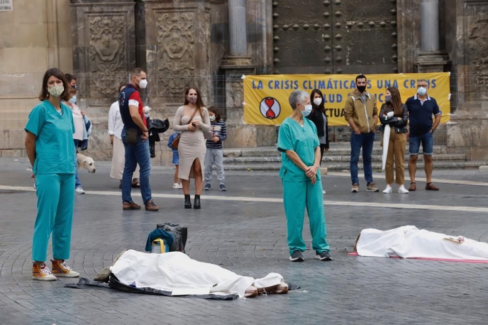 Las 'victimas' de la crisis climática, exhibidas en Murcia