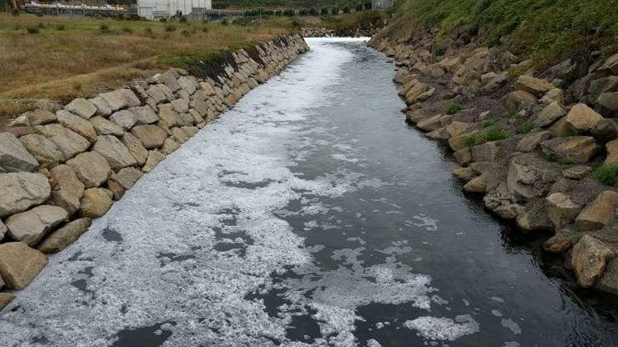 El río Seixedo registra una cantidad &quot;anormal&quot; de espuma en Sabón