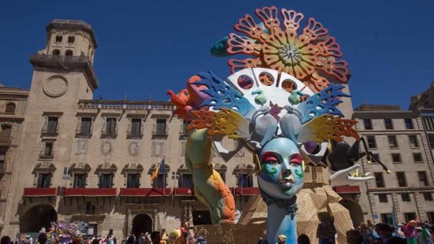 Imagen de la Hoguera Oficial de las pasadas fiestas, obras de Pedro Espadero.