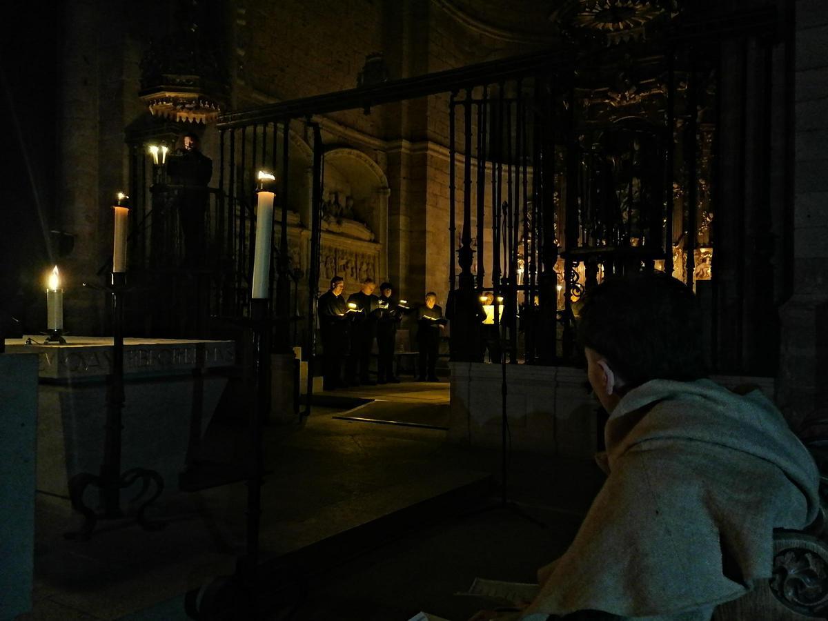 Un hermano de la asociación Siete Palabras sigue con atención el concierto en la Colegiata.